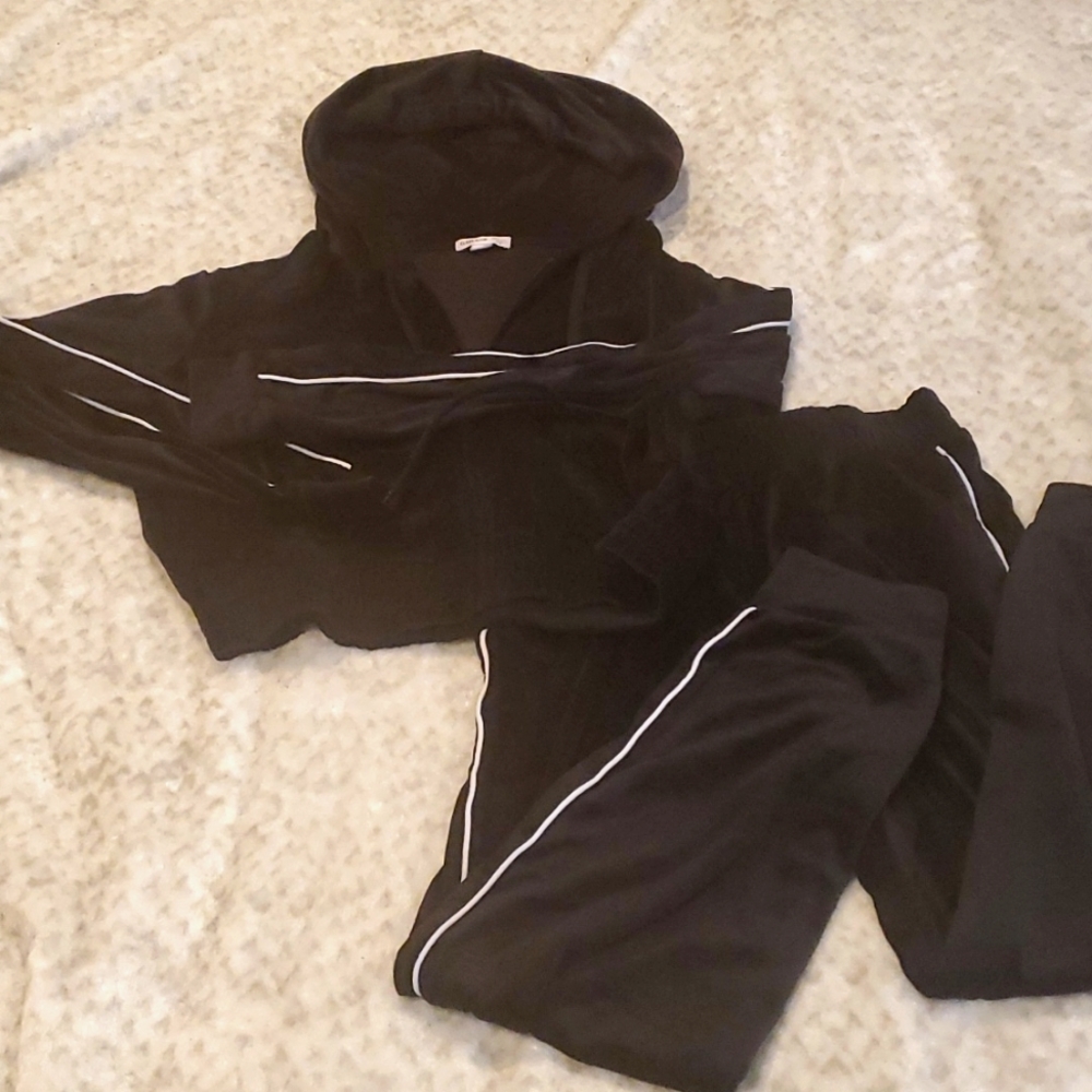 Garage velvety sweat suit 💥MOVING SALE💥 EVERYTHING MUST GO ❤️‍🔥